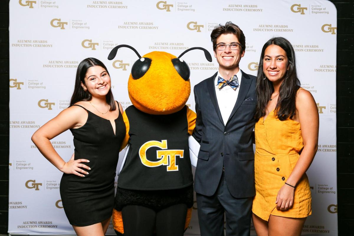 Students posing with Georgia Tech mascot buzz